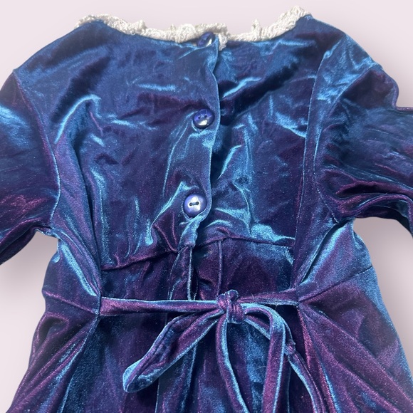 Set Of Two Vintage Toddler Velvet Dresses With Paisley Lace Ribbon Detail Size 5 - Picture 15 of 16